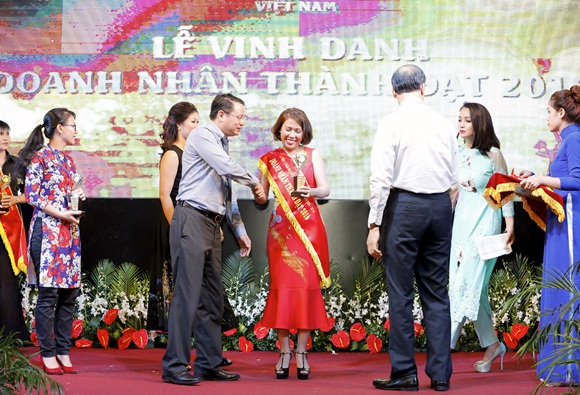 15-doanh-nhan-nguyen-thi-thu-duoc-vinh-danh-vhdn