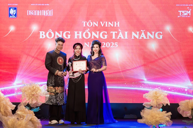 dn-ly-thi-quy-nhan-danh-hieu-bong-hong-tai-nang-1
