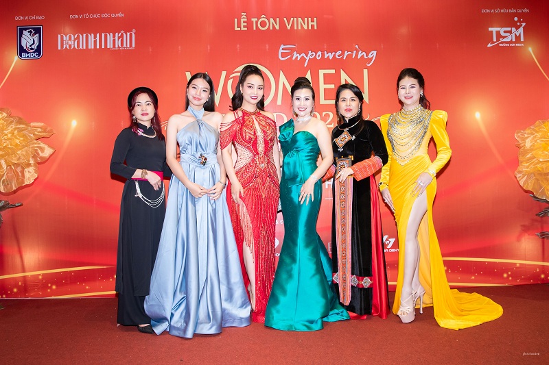 dn-ly-thi-quy-nhan-danh-hieu-bong-hong-tai-nang-3