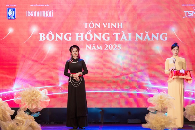 dn-ly-thi-quy-nhan-danh-hieu-bong-hong-tai-nang-4