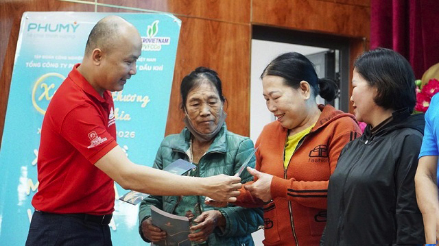 da-nang-trao-300-suat-qua-tet-cho-ho-ngheo-ho-bi-anh-huong-thien-tai-2