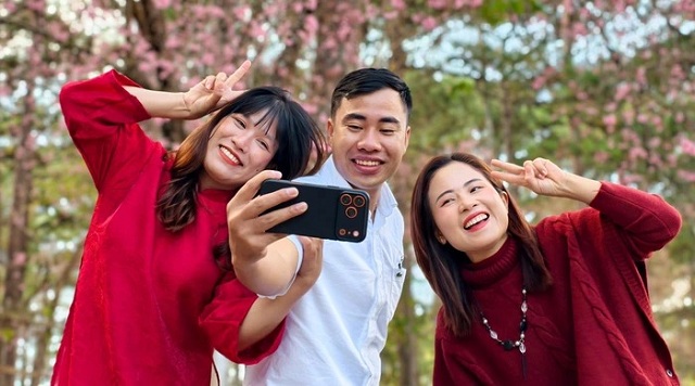 mai-anh-dao-da-lat-da-no-ro-du-khach-ve-pho-nui-song-cham