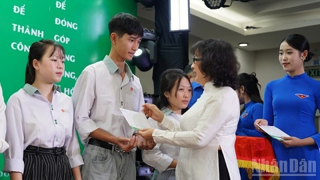 trao-tang-350-ve-xe-tet-den-sinh-vien-kho-khan-khu-vuc-mien-trung-tay-nguyen