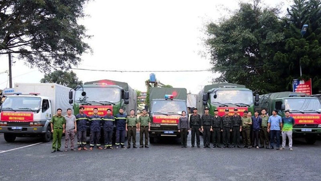 cong-an-tinh-lam-dong-ho-tro-hang-chuc-tan-rau-xanh-cho-nguoi-dan-vung-lu-khanh-hoa