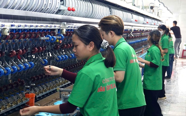 dn-mien-trung-sau-dai-hong-thuy-no-luc-phuc-hoi-de-cong-nhan-co-thuong-tet