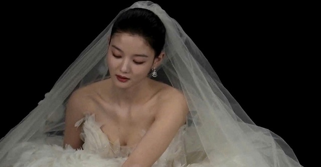 kim-yoo-jung-long-lay-trong-vay-cuoi-chuan-bi-len-xe-hoa