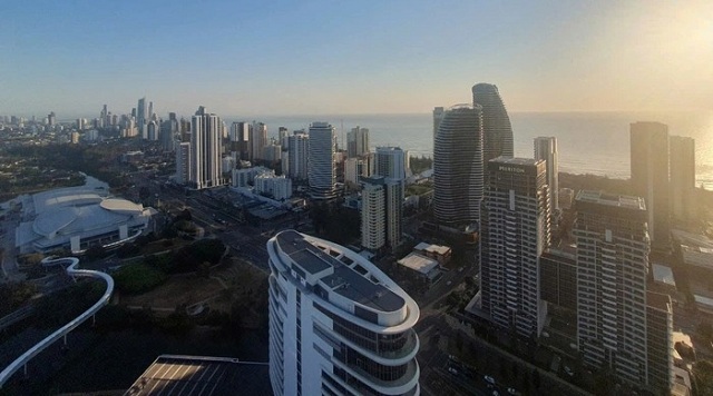 mua-he-nguoc-nang-o-gold-coast-mien-dong-nuoc-uc