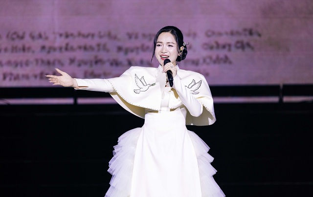 phan-ung-bat-ngo-cua-duyen-quynh-truoc-nghi-van-hat-nhep-o-le-trao-giai-am-nhac