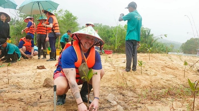 khach-quoc-te-thich-chai-luoi-keo-vo-va-trong-cay-xanh-ven-song-cua-can-o-phu-quoc