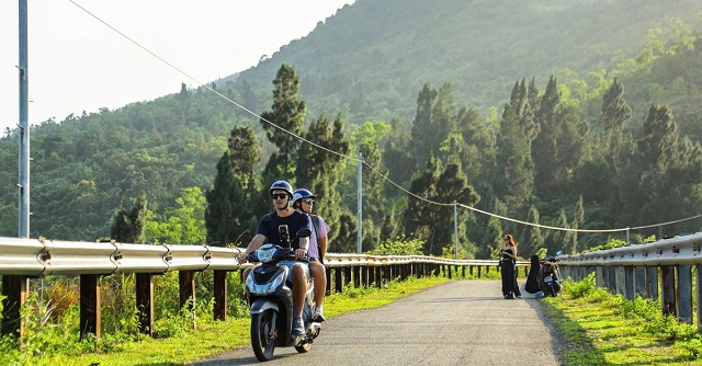 kham-pha-cung-duong-dep-tua-troi-au-tren-deo-hai-van