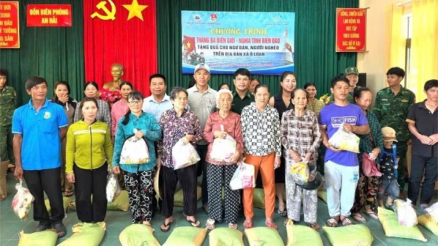 trao-500-suat-qua-trong-chuong-trinh-thang-ba-bien-gioi-nghia-tinh-bien-dao-nam-2026