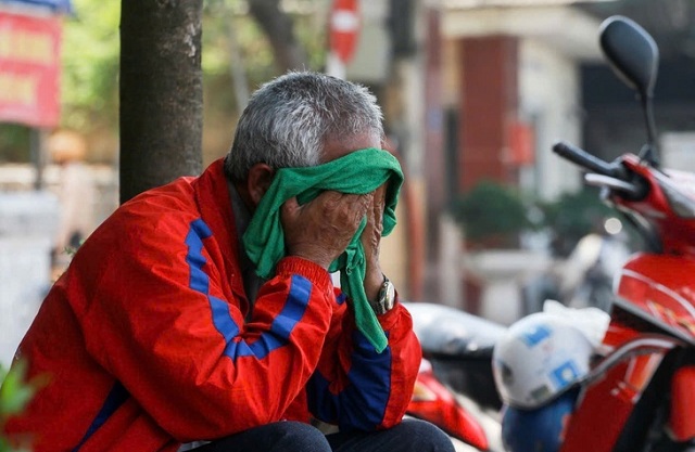 nang-nong-cuc-doan-uong-nhieu-nuoc-van-khat-bac-si-luu-y-sai-lam-pho-bien