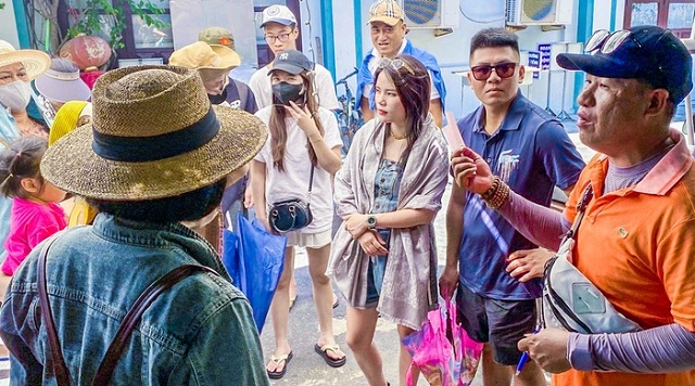 nguoi-dan-dao-cu-lao-cham-di-hoc-cach-don-khach-chuyen-nghiep