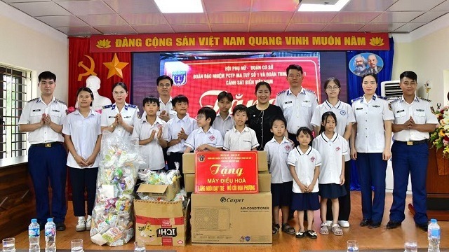 luc-luong-canh-sat-bien-tham-tang-qua-tre-mo-coi-dip-tet-thieu-nhi-16