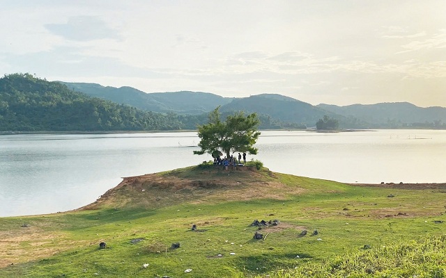 me-man-ho-phu-ninh-mua-nuoc-can-du-khach-do-ve-check-in-cay-co-don