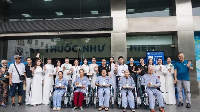 trao-tang-1000-suat-an-0-dong-va-xe-lan-cho-benh-nhan-tai-benh-vien-noi-tiet-trung-uong