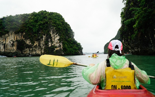 cheo-thuyen-kayak-ngam-lang-chai-vung-vieng-trai-nghiem-vinh-thien-duong-ha-long