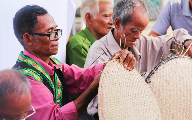 du-khach-den-khanh-hoa-kho-kiem-quan-an-dia-phuong-chat-luong