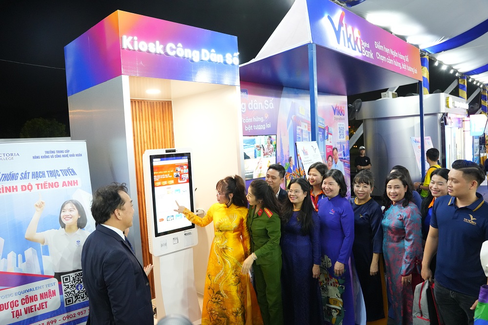 Anh hùng Lao động, Tiến sĩ Nguyễn Thị Phương Thảo tham quan và trải nghiệm Trạm Công dân số và Kiosk Công Dân số tại sự kiện