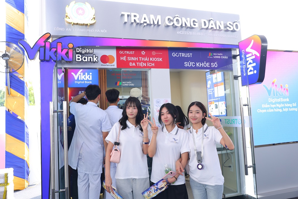 Sinh viên hào hứng trải nghiệm các tiện ích tài chính – y tế tại Trạm Công dân số
