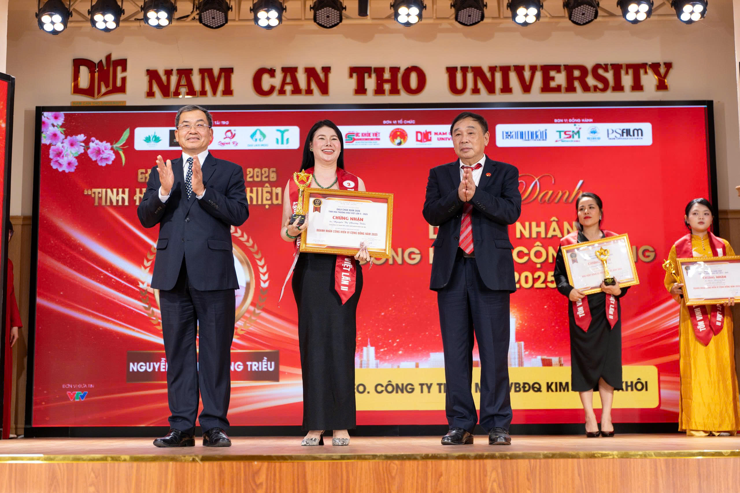 HOA-HAU-PHUONG-TRIEU-DOANH-NHAN-VI-CONG-DONG-2025-KETNOIDOANHNHAN