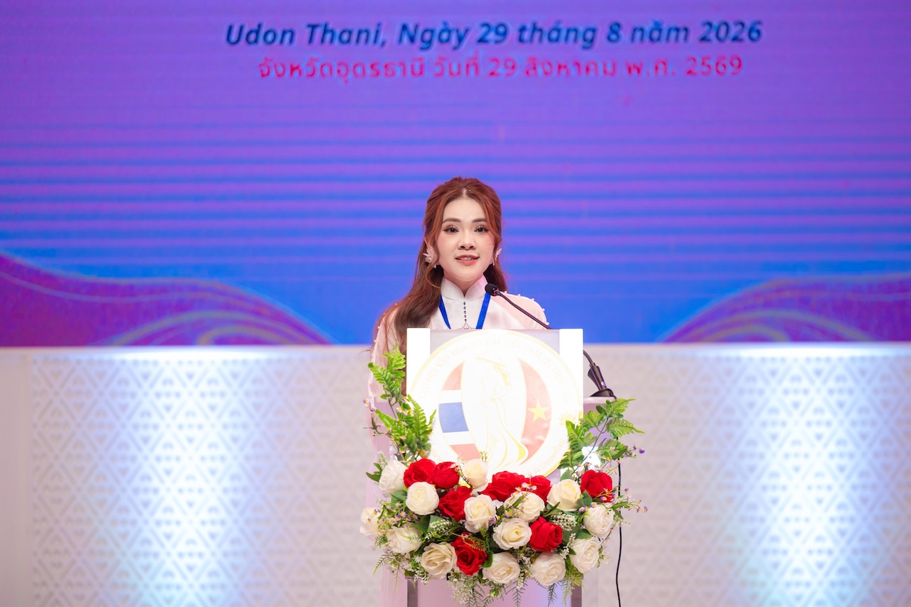 Quynh-Trang-chi-hoi-ao-dai-tai-Thai-lan-11
