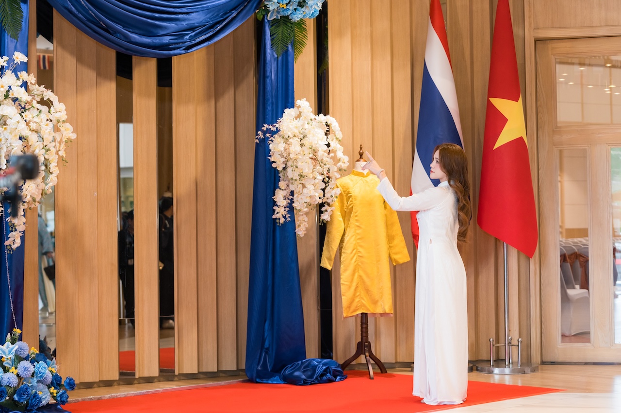 Quynh-Trang-chi-hoi-ao-dai-tai-Thai-lan-5