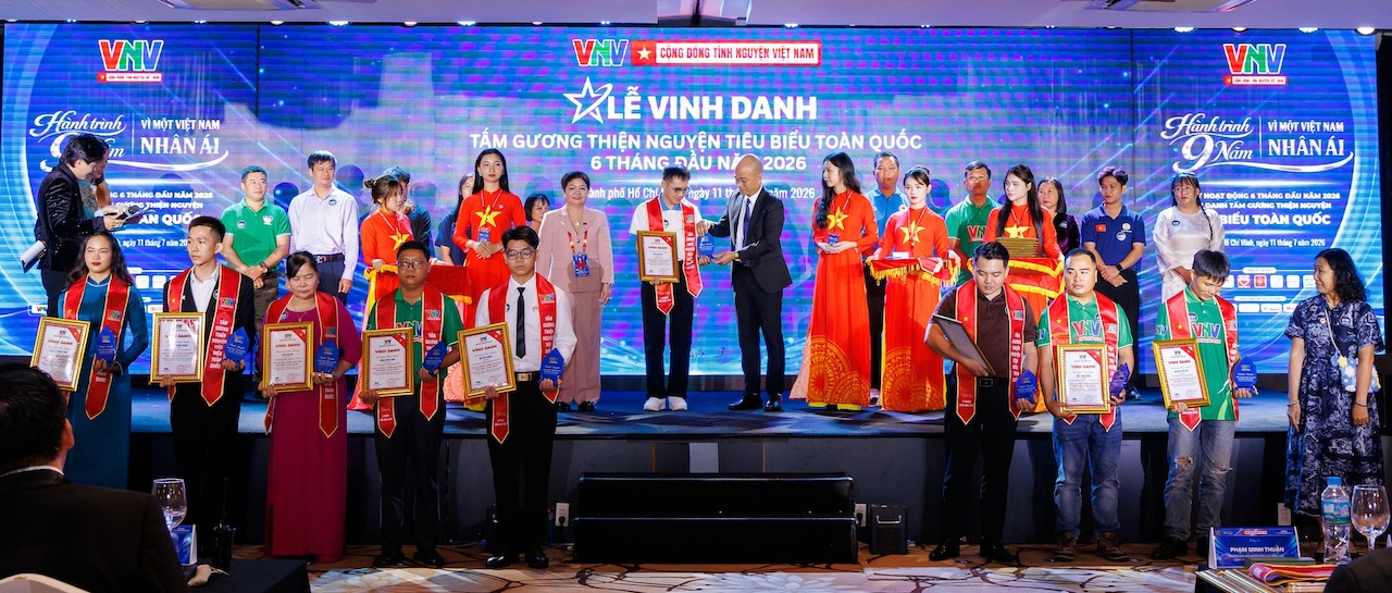 VNV-9-nam-vinh-danh-2